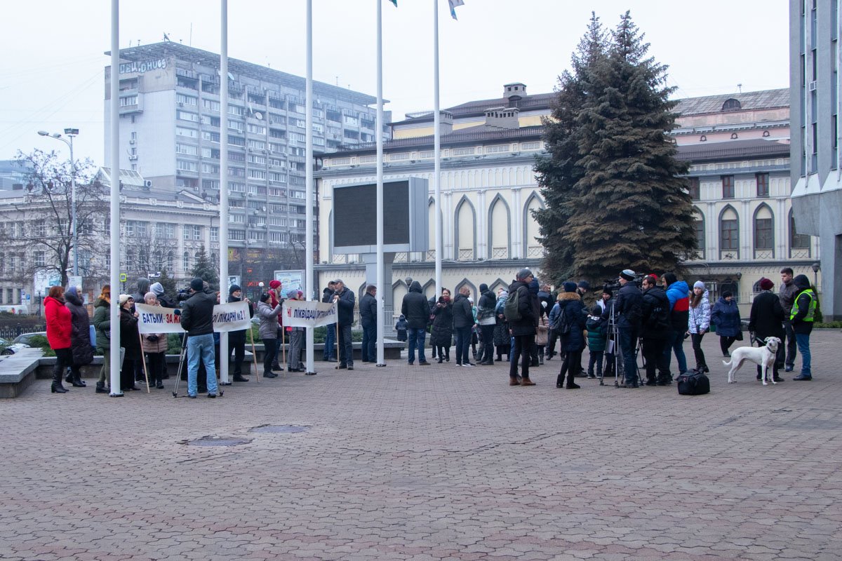 Митинг собрали под зданием горсовета