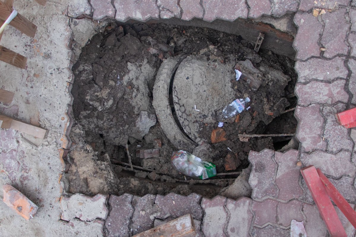 Асфальт провалился вместе с канализационным люком