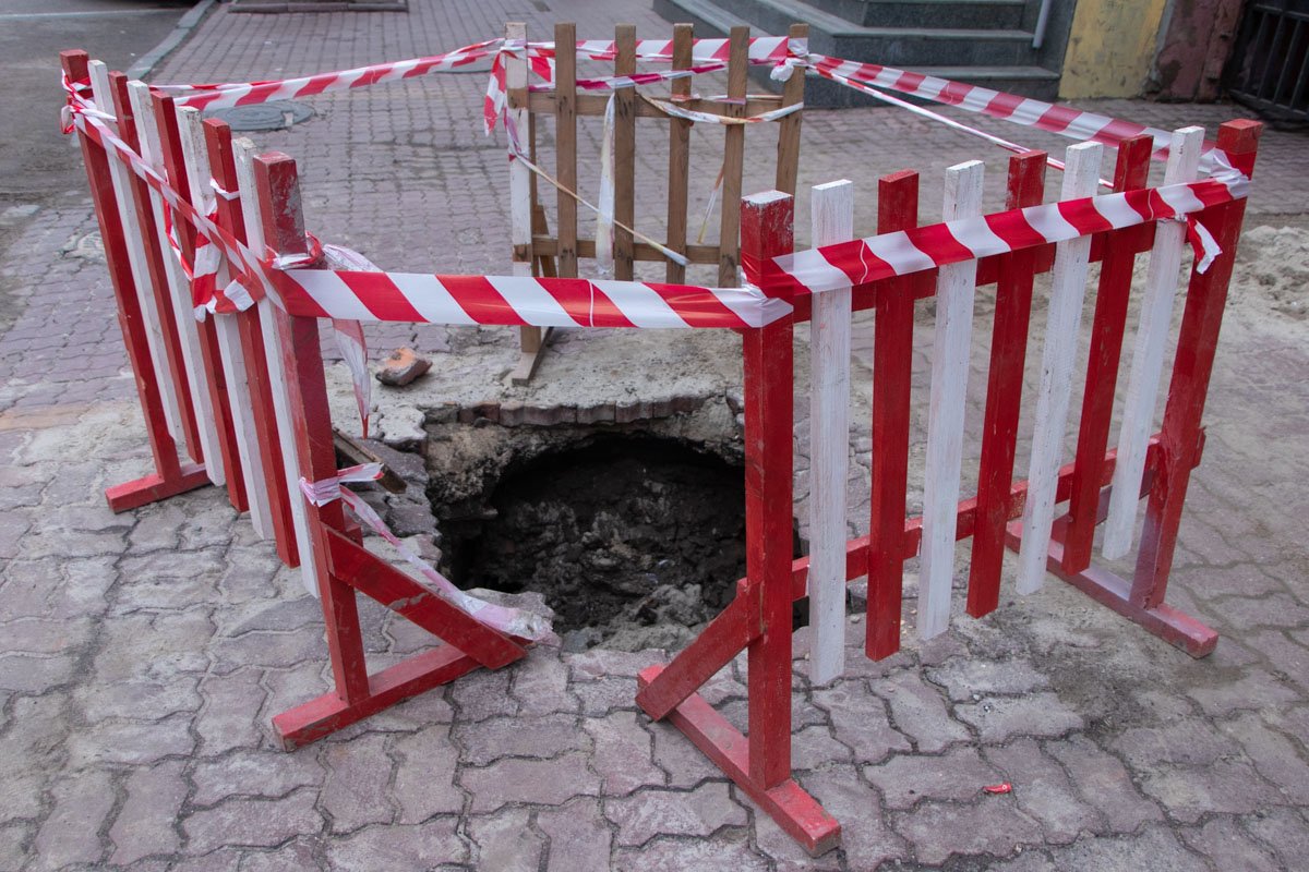 Коммунальщики оградили зону риска аварийными ленточками