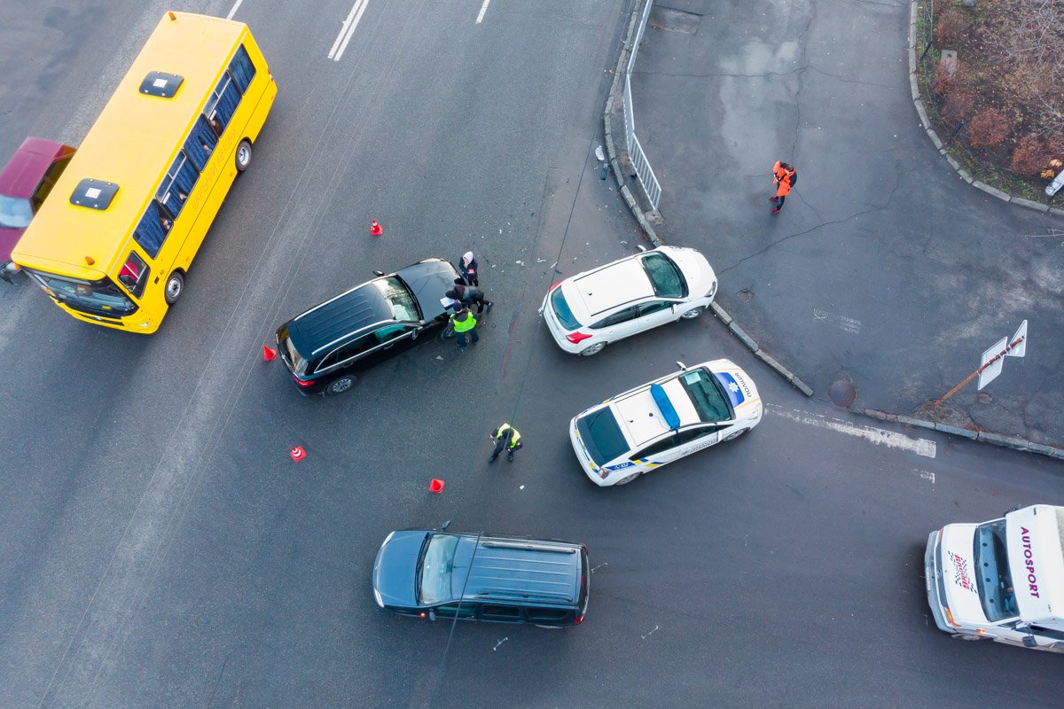 В Днепре на Сичеславской Набережной столкнулись Mercedes и Ford: двое пострадали 5