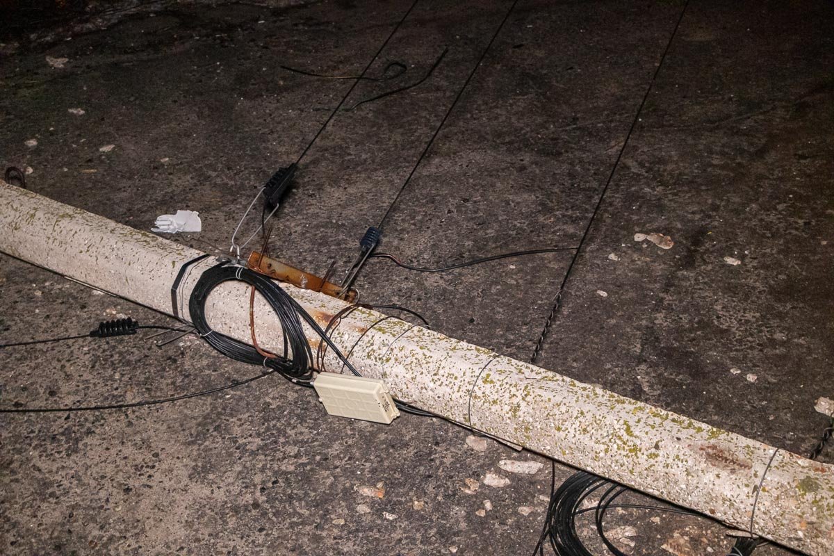 Повалил две опоры