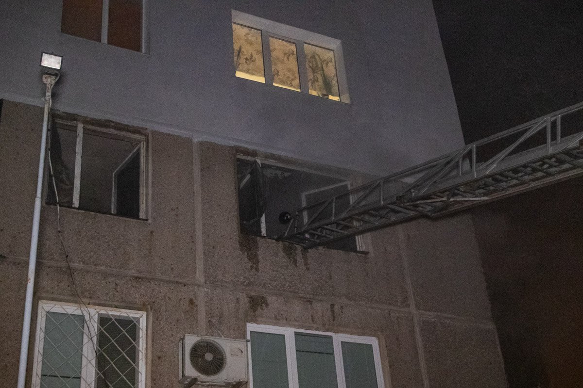 Загорелась квартира на третьем этаже Загорелась квартира на третьем этаже