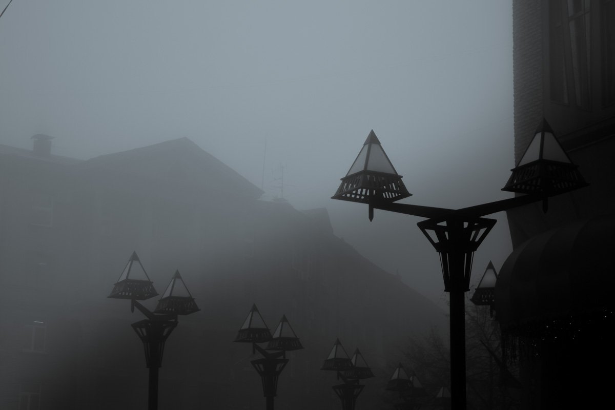 Зиккураты фонарей укрылись туманом