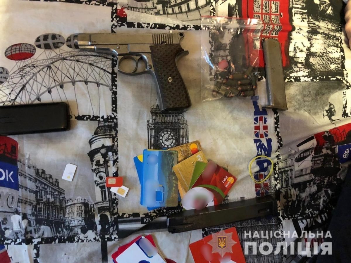 Также обнаружили боевой пистолет