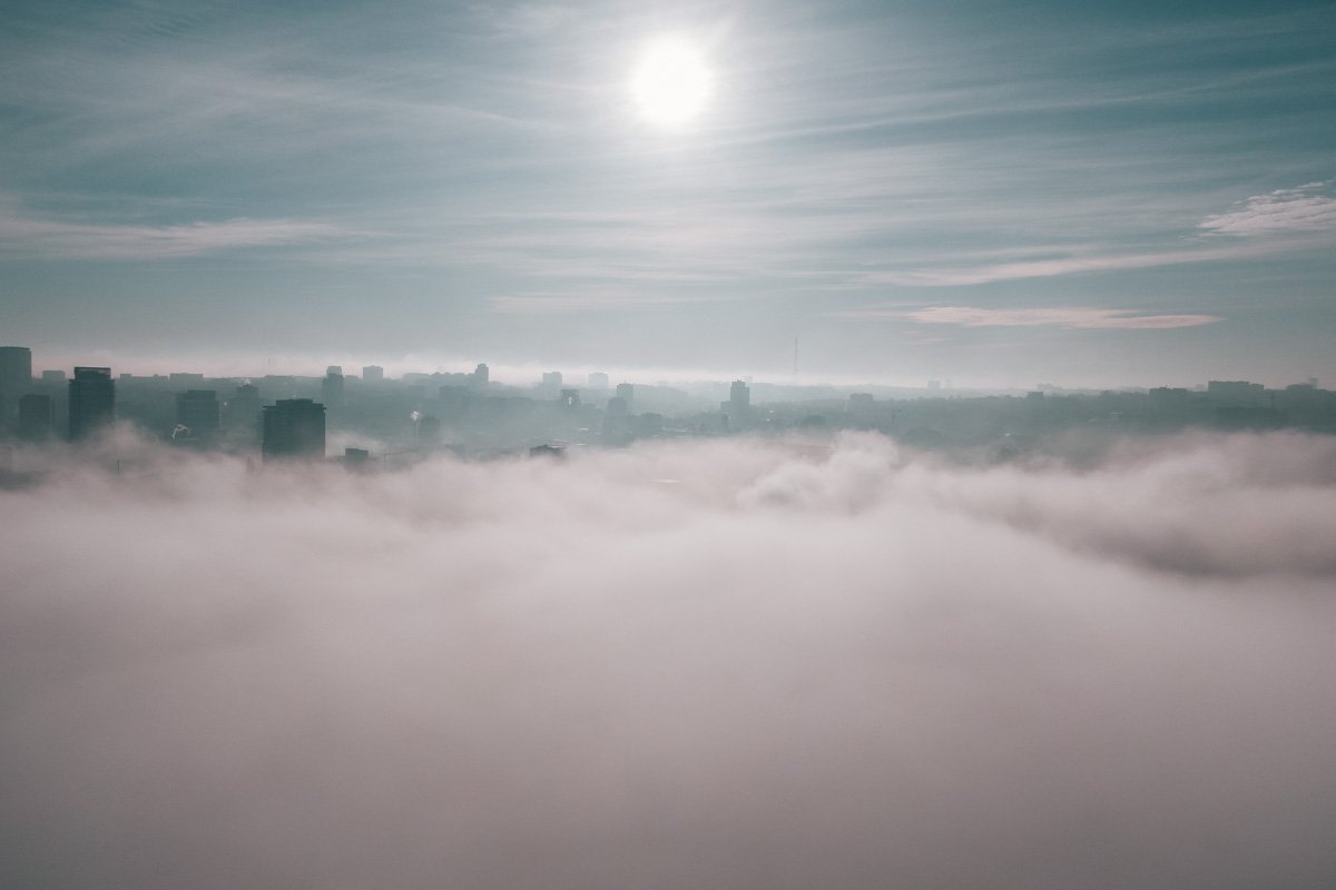 В него влезают сумерки в окне,