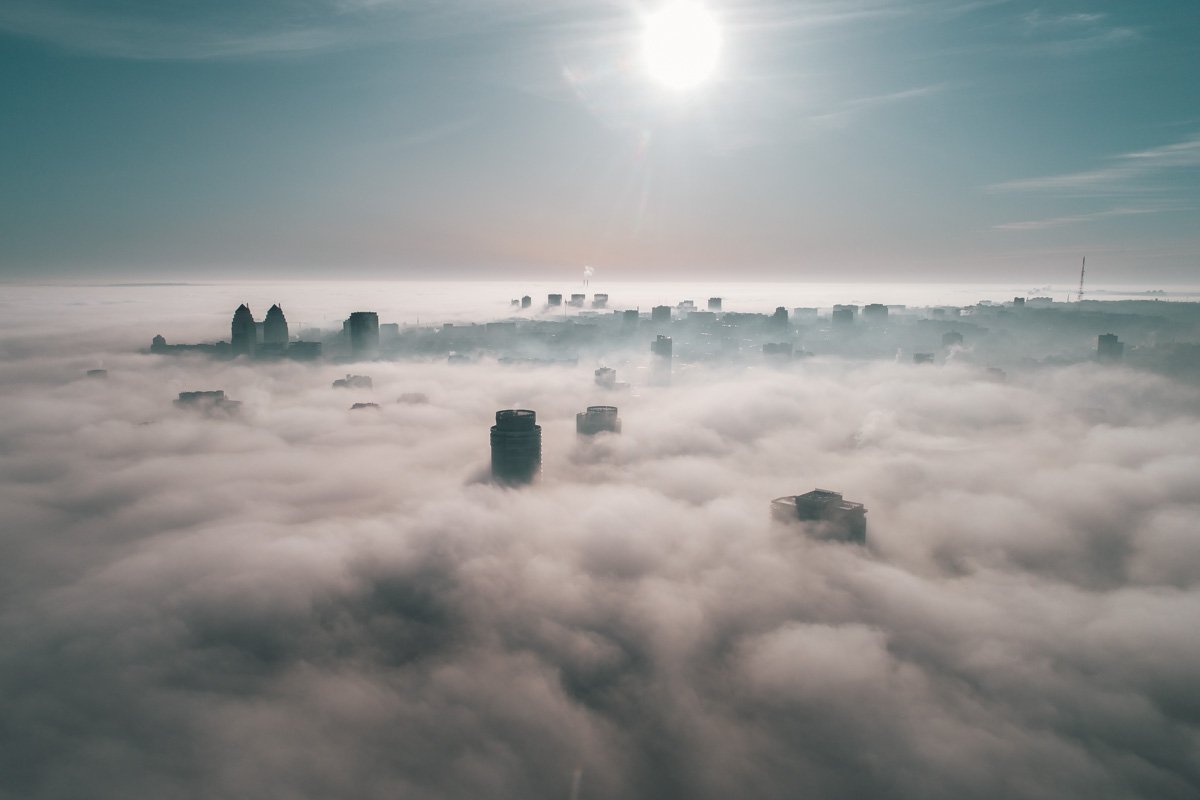 увенчанной еловыми зубцами.