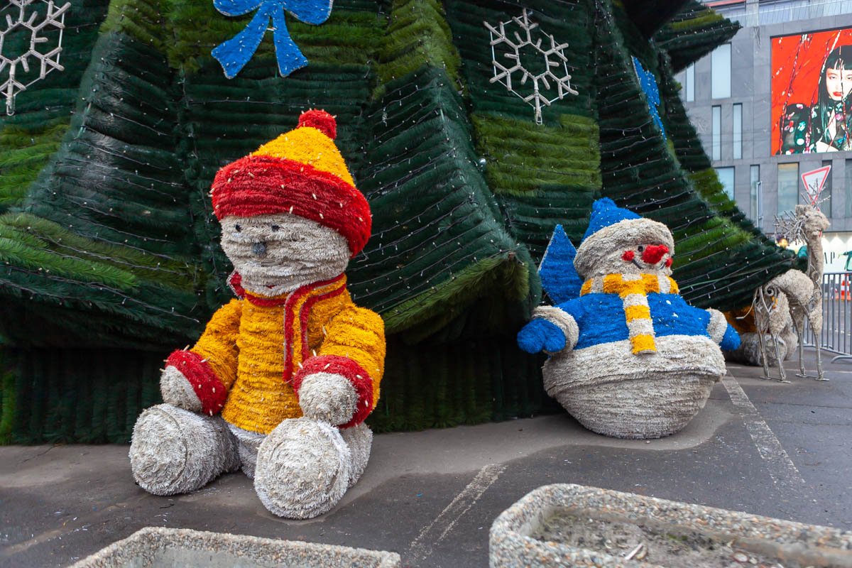 Гигантские елочные игрушки