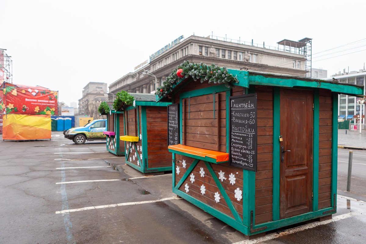 Часть ларьков стоят на площади Героев Майдана, часть - на Европейской площади 