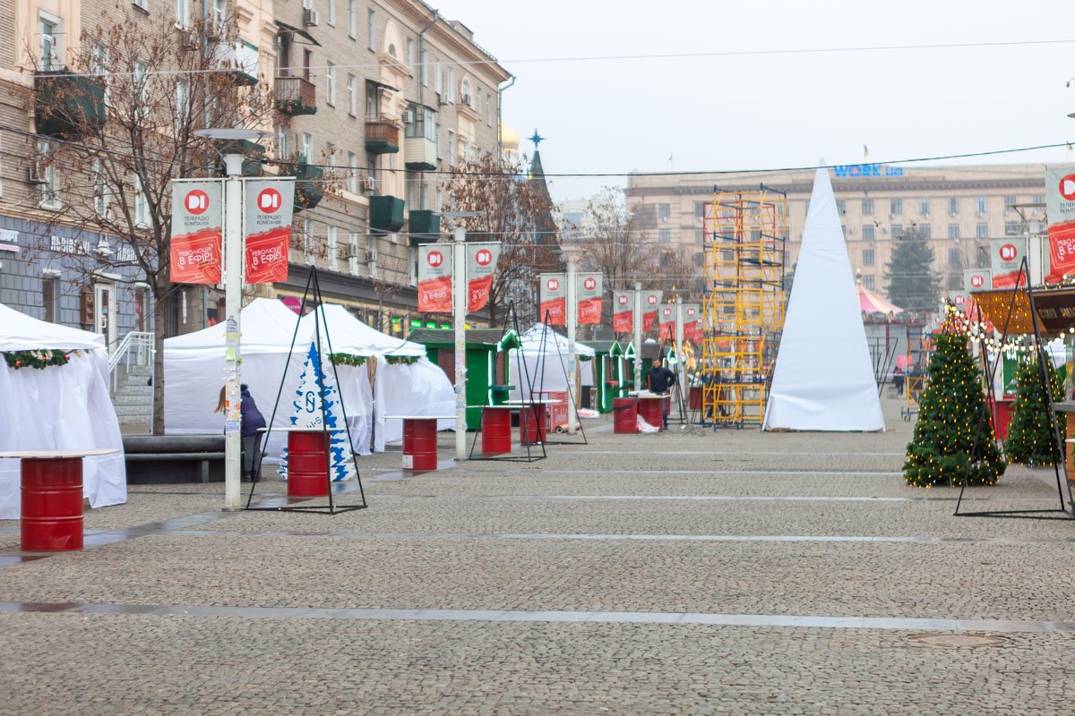На Европейской площади будет работать резиденция Санта Клауса, неистовое количество новогодних фотозон, арт-объекты и аниматоры в костюмах крысок и мишек