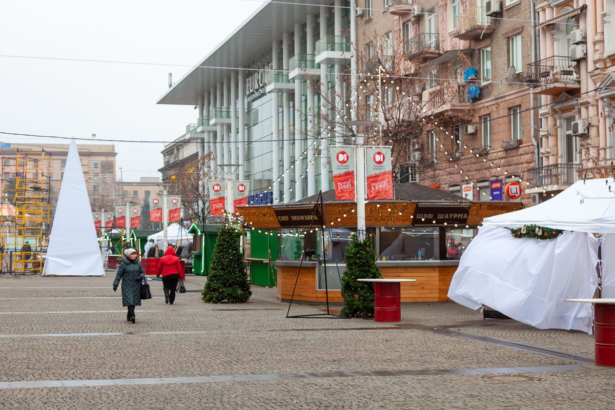 С каждым днем найти место, где не мерцали бы гирлянды и не играл Jingle Bells, все сложнее