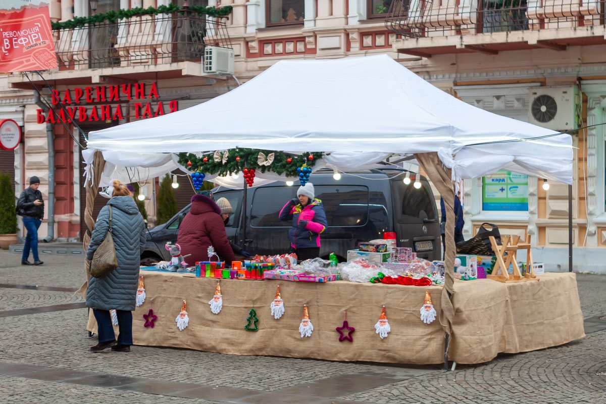 Не удержались и открылись с самого утра