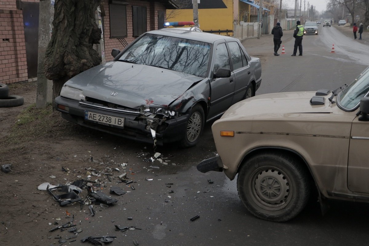 С места аварии девушку-пассажира иномарки забрала скорая С места аварии девушку-пассажира иномарки забрала скорая