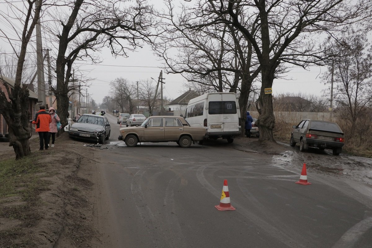 По итогу ВАЗ развернуло и он стал поперек дороги, полностью перекрыв движение транспорта По итогу ВАЗ развернуло и он стал поперек дороги, полностью перекрыв движение транспорта