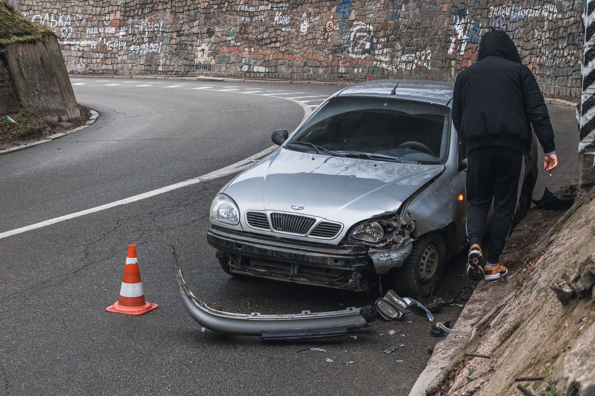 Предварительно, водитель превысил скорость, вследствие чего на повороте не справился с управлением