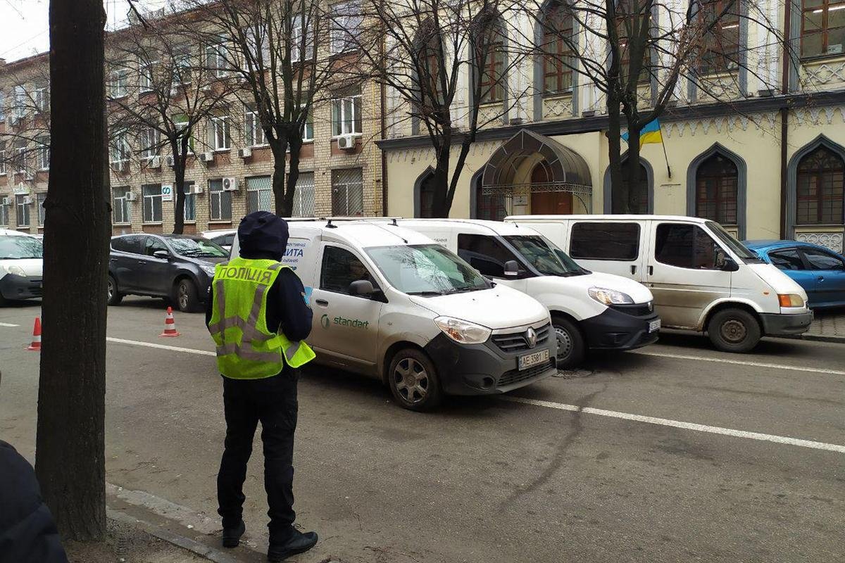 Предварительно, водитель Renault подрезал BMW