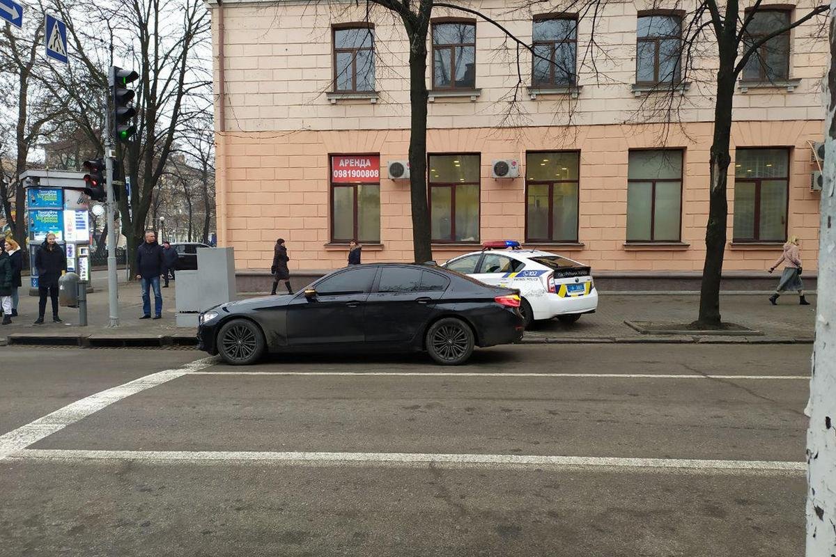 Водитель BMW вышел из салона и сцепился с пассажиром Renault