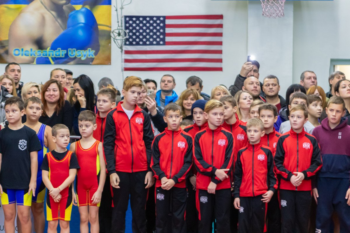 Ребята застыли, в ожидании начала соревнований Ребята застыли, в ожидании начала соревнований