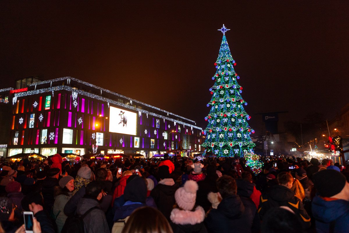 На центральной площади Днепра торжественно открыли главную елку города