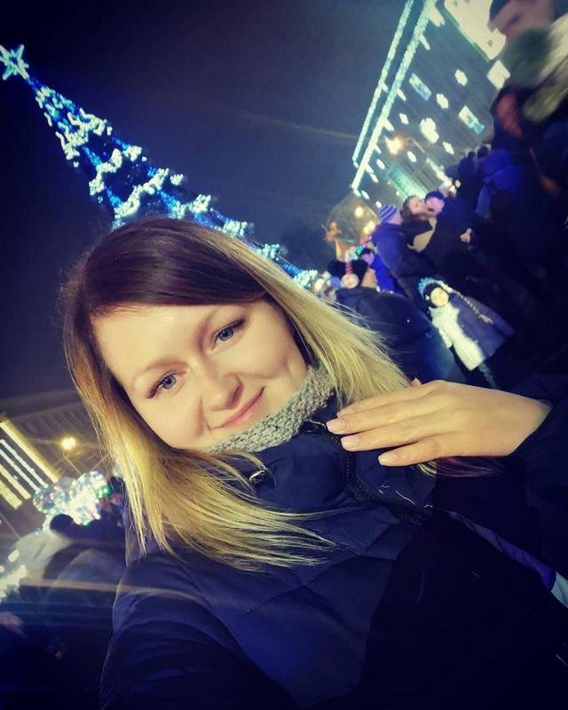 В многолюдной толпе сделать фото на фоне елки сложно, но можно