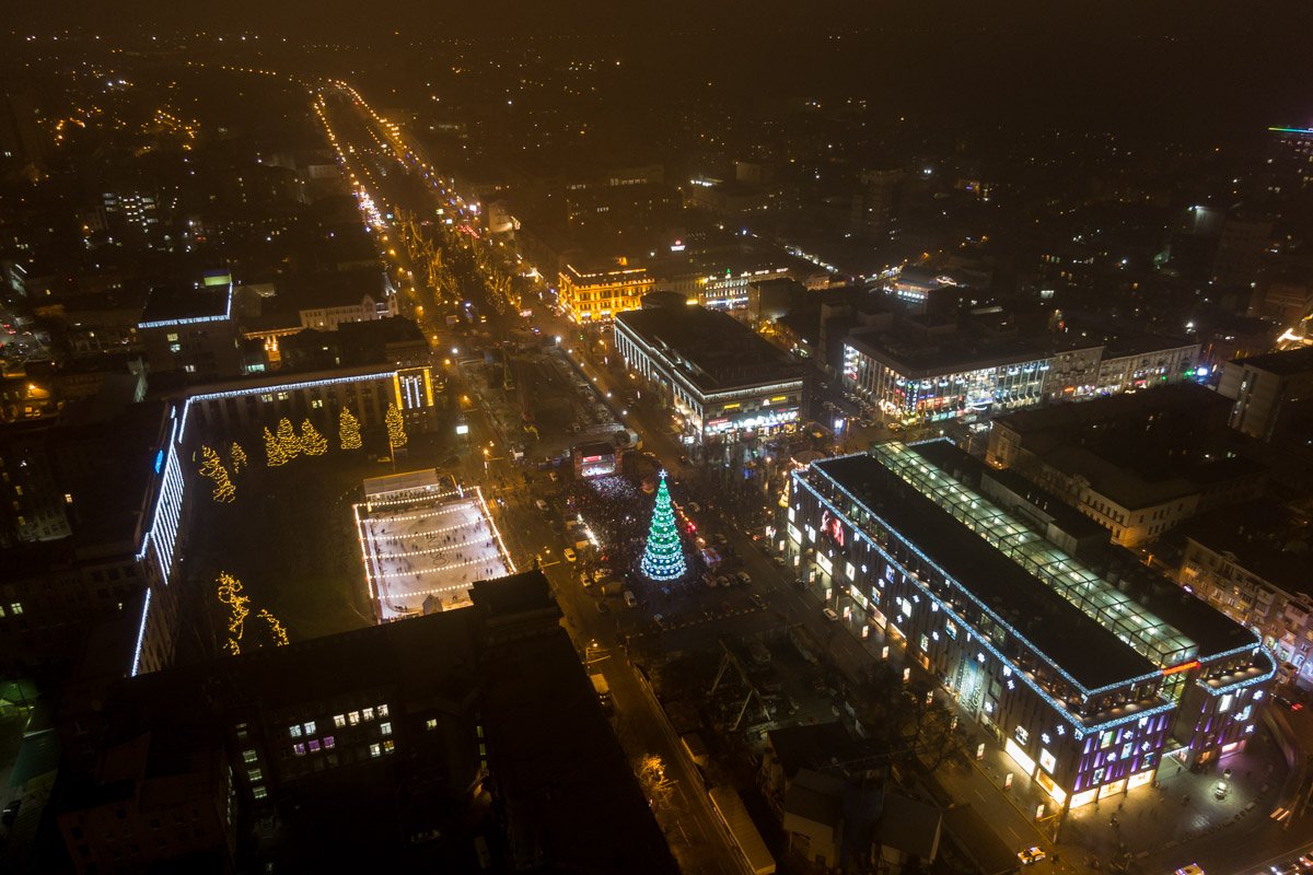 Елка гармонично вписывается в общее убранство города