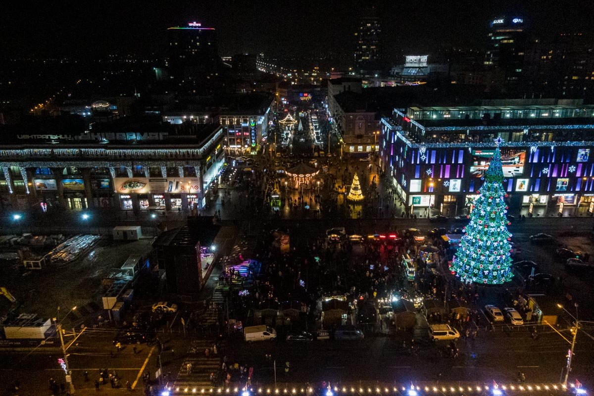 Открытие елки собрало много людей