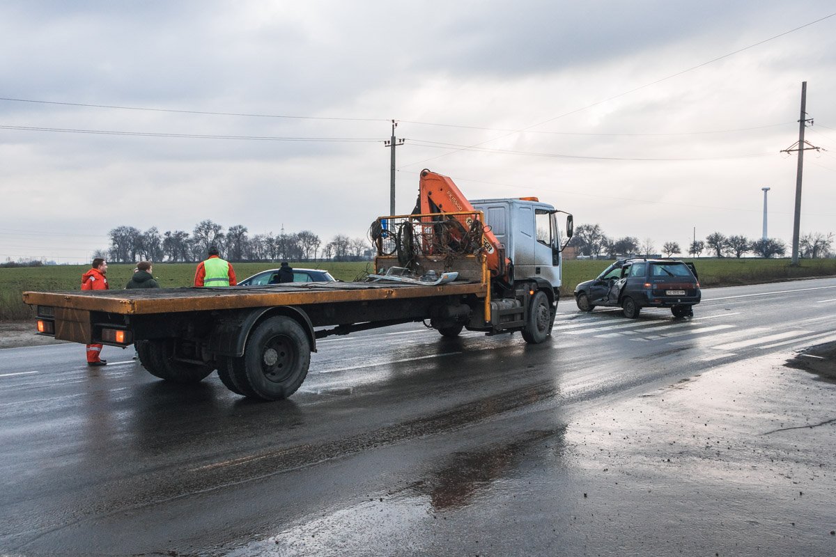 Предварительно, ВАЗ начал разворачиваться и "подставился" под манипулятор Предварительно, ВАЗ начал разворачиваться и "подставился" под манипулятор