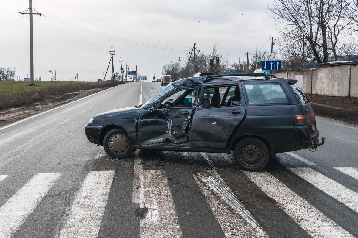 С места аварии пострадавшего забрала скорая помощь С места аварии пострадавшего забрала скорая помощь