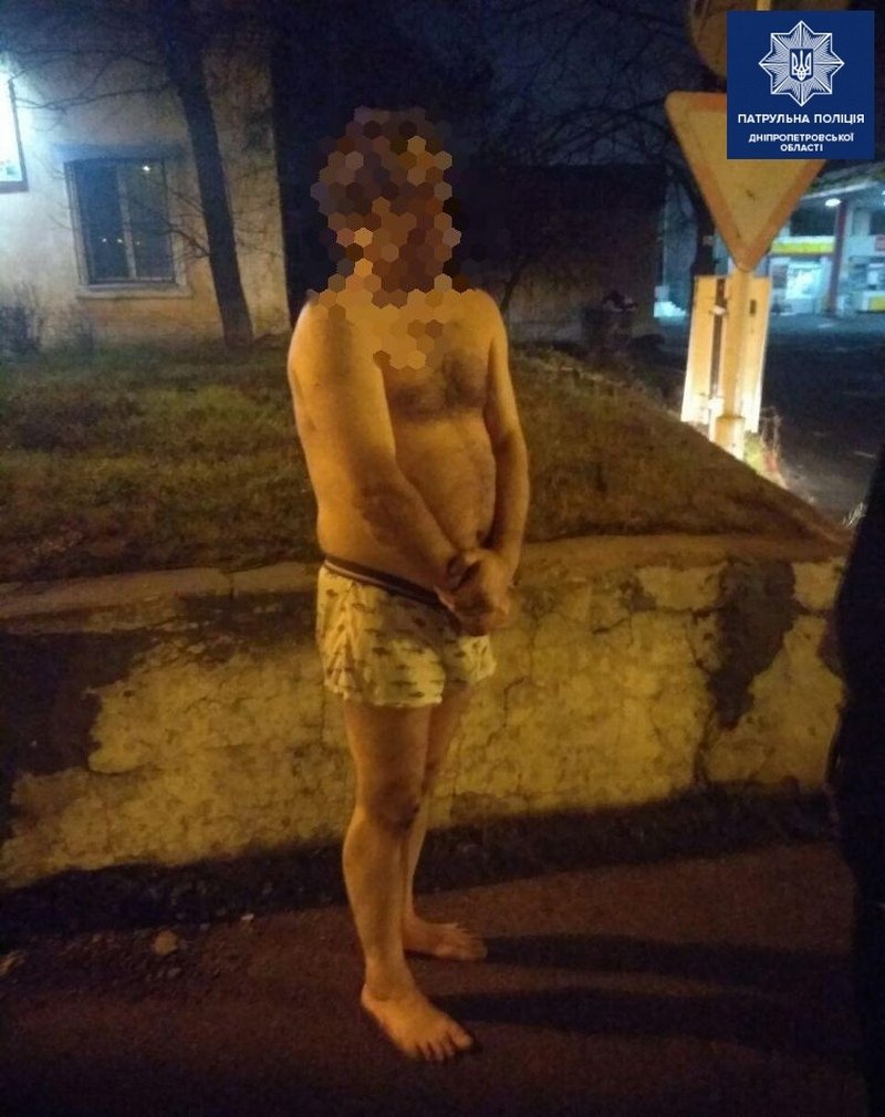 В Днепре мужчина погулял на корпоративе и пошел домой в одних трусах 1