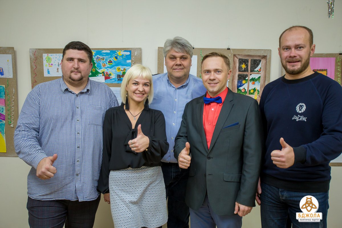 Организаторы сделали выставку детских картин в административном здании городского парка Организаторы сделали выставку детских картин в административном здании городского парка