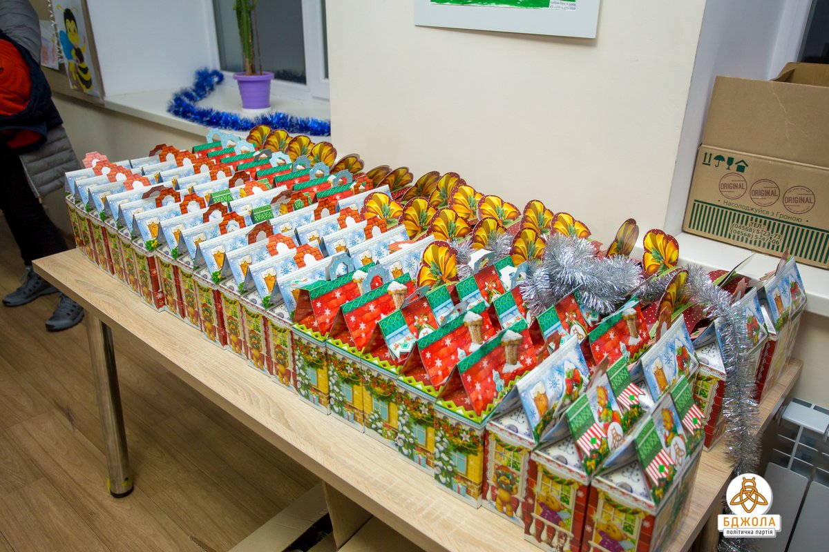 Абсолютно все конкурсанты получили сладкие подарки от представителей партии «Бджола» Абсолютно все конкурсанты получили сладкие подарки от представителей партии «Бджола»