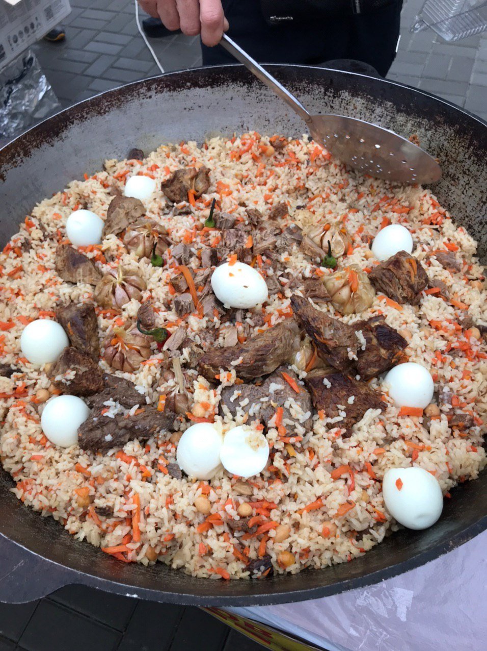 Среди угощений - плов, вареники, колбаса, глинтвейн и десерты Среди угощений - плов, вареники, колбаса, глинтвейн и десерты