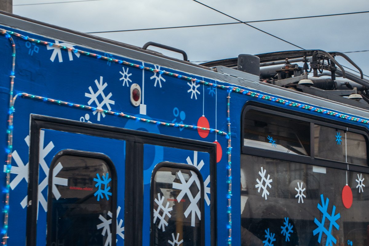 Трамвай в снежинках Трамвай в снежинках