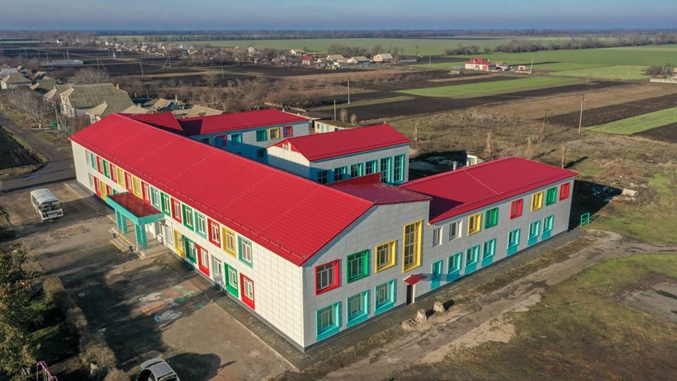 В Днепропетровской области серую школу превратили в яркое образовательное пространство 4
