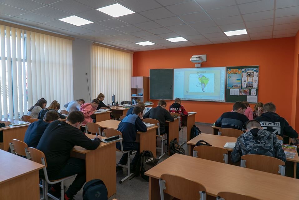 В Днепропетровской области серую школу превратили в яркое образовательное пространство 5