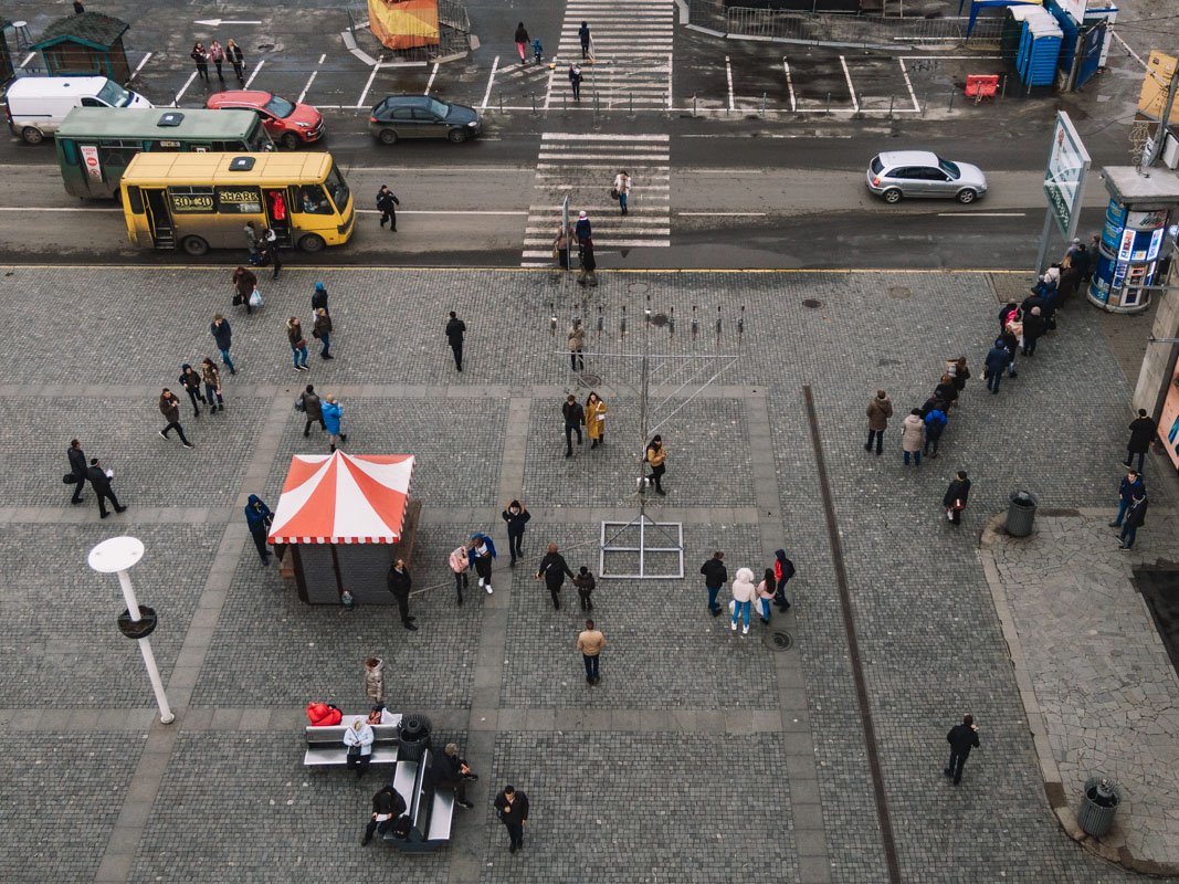 В Днепре начали зажигать первые огоньки В Днепре начали зажигать первые огоньки