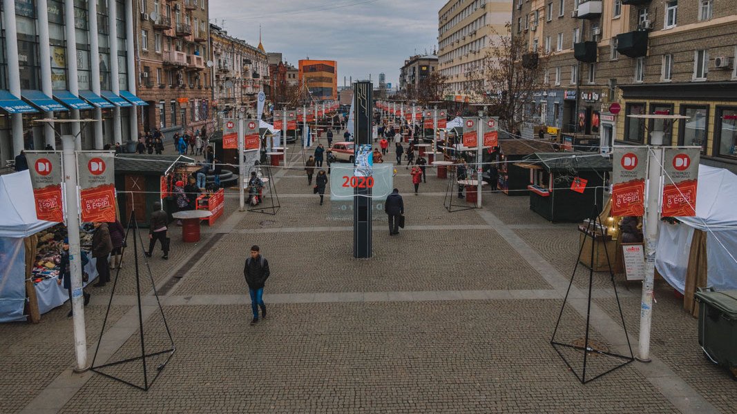 Звери из арматуры, глинтвейн и кукуруза: как выглядит ярмарка-базар на Европейской площади в Днепре