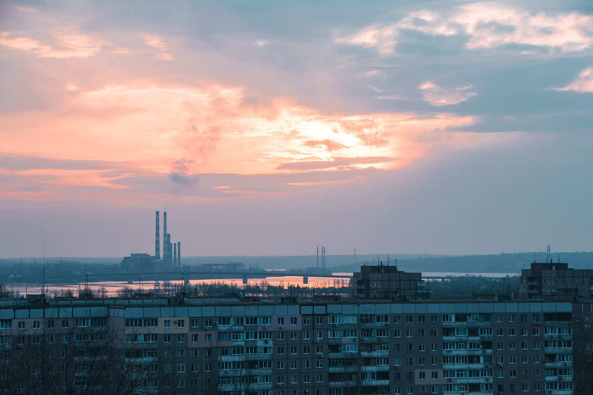 Рассвет обнимает город
