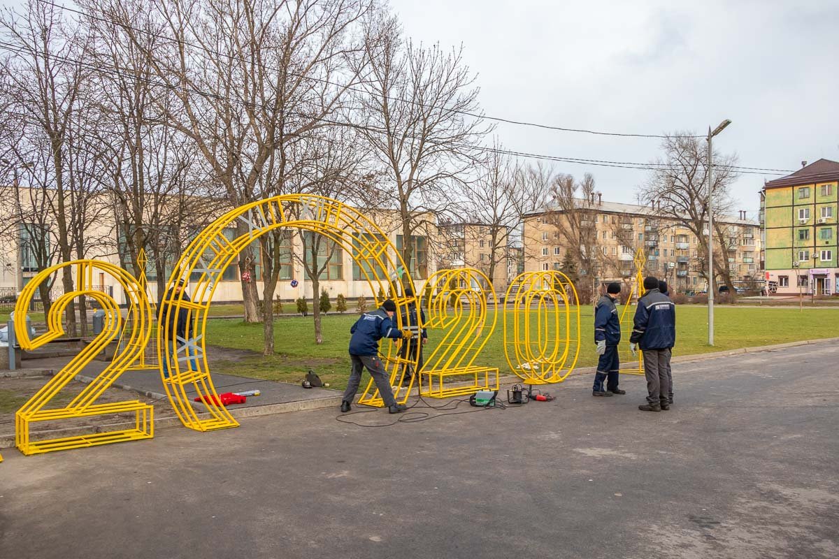 Рядом установили инсталляции Рядом установили инсталляции