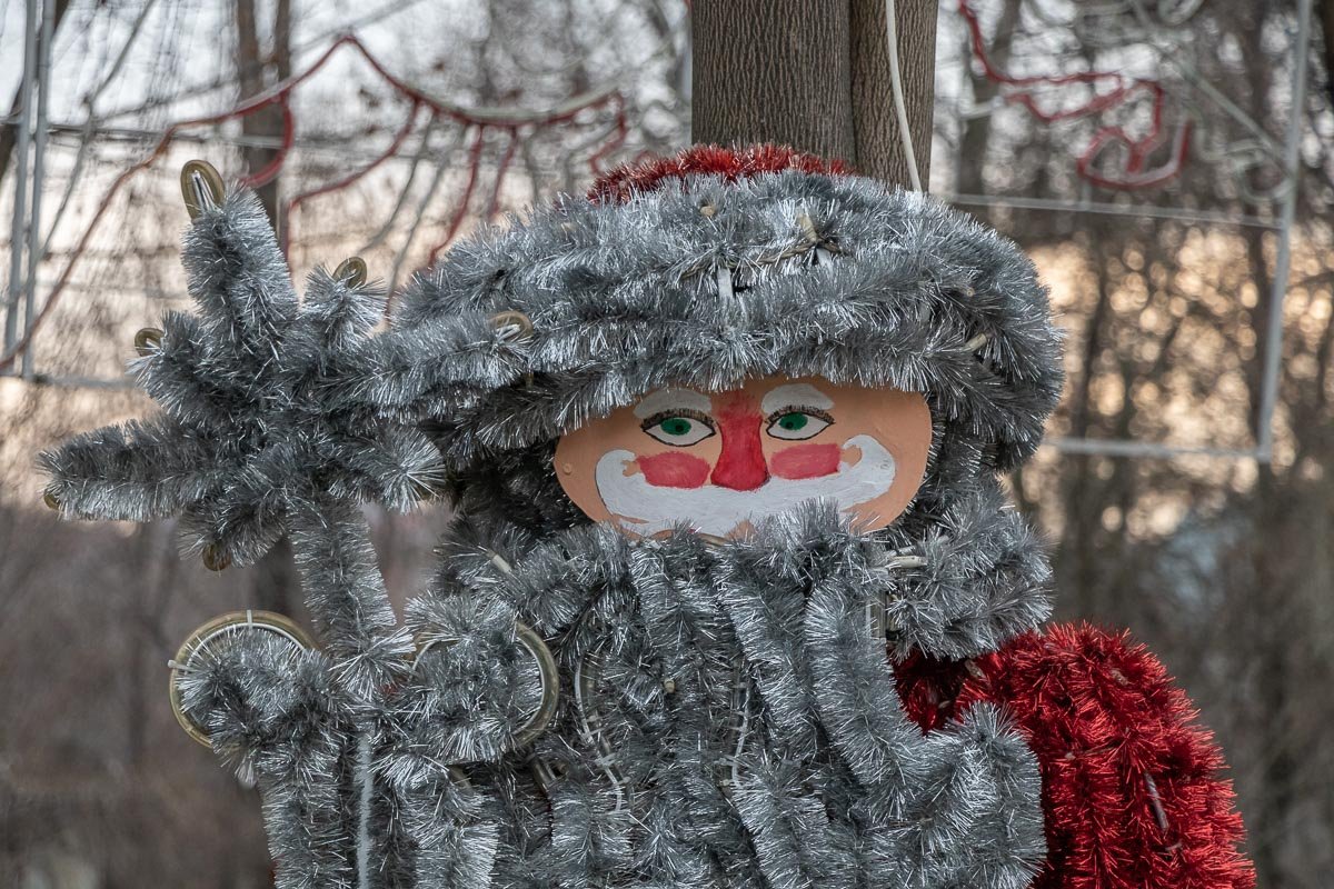Пытается понять, почему у него красные щеки в плюсовую температуру 