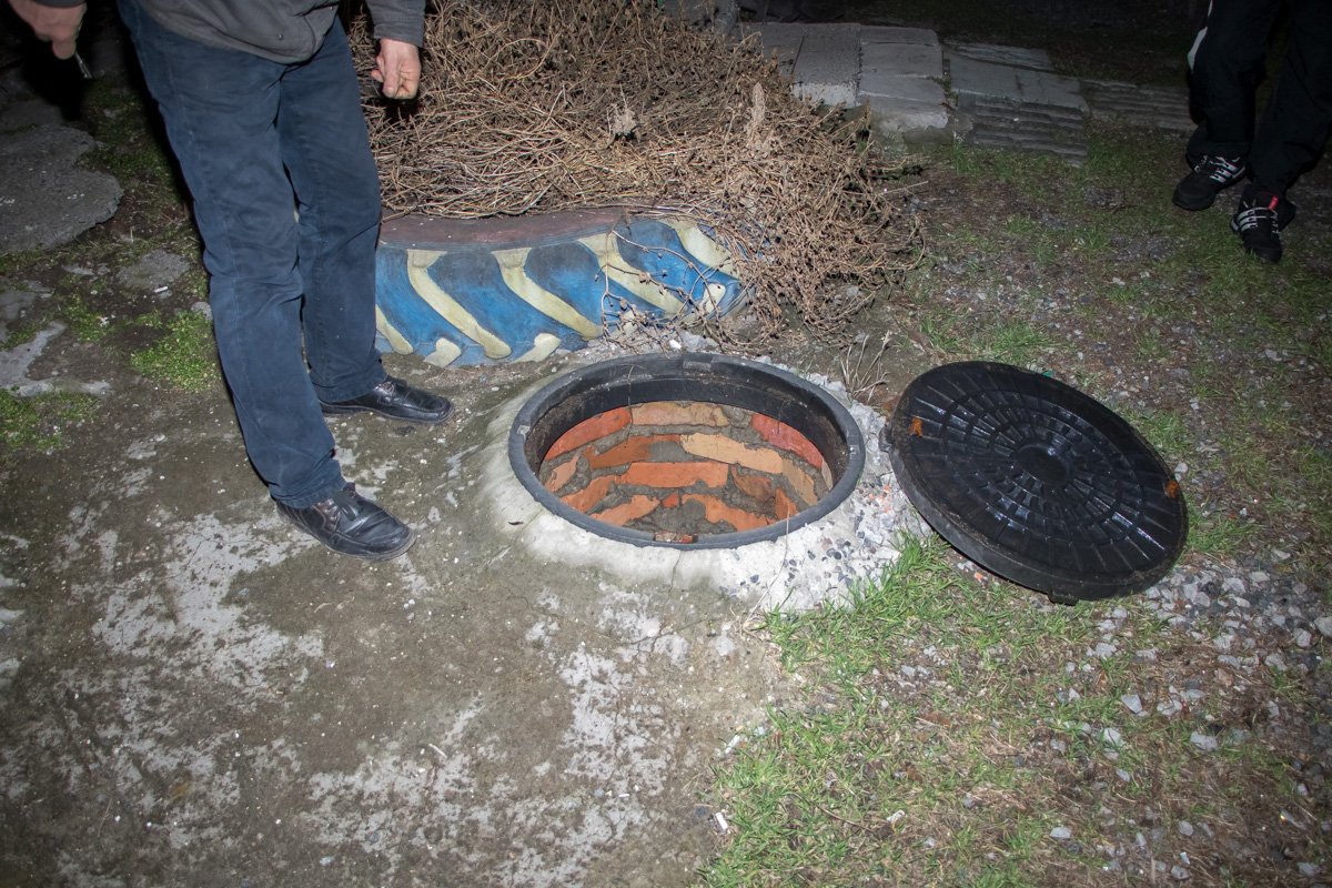 Всего во дворе 5 канализационных люков Всего во дворе 5 канализационных люков