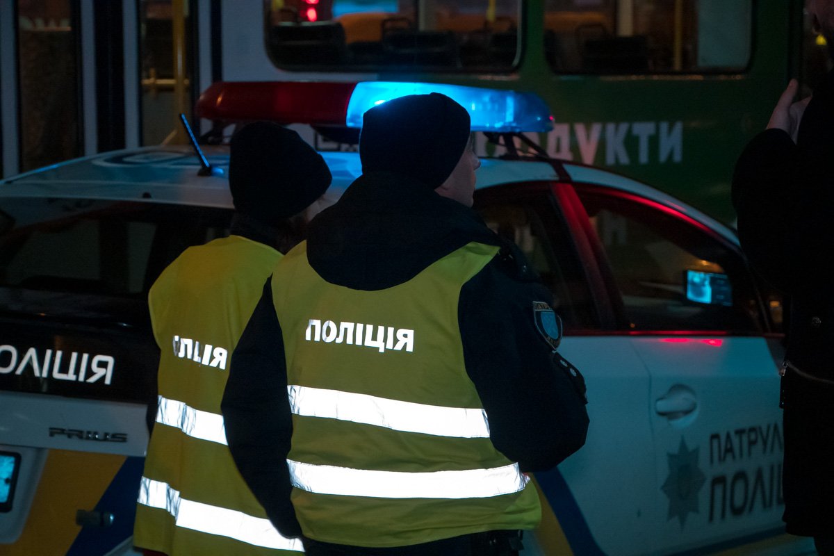 На месте работает патруль полиции На месте работает патруль полиции