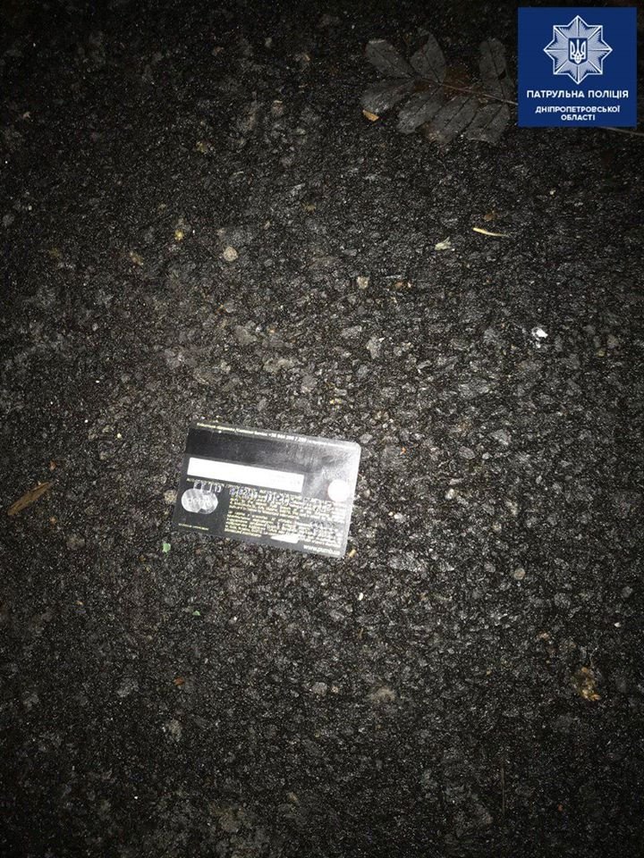 Подозреваемый выбросил карточку Подозреваемый выбросил карточку