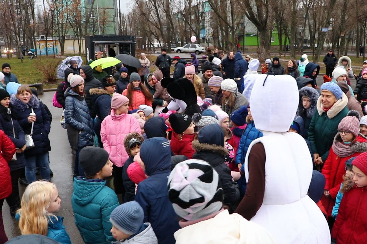 Святому Николаю помогали снеговик Олаф и Микки-Маус Святому Николаю помогали снеговик Олаф и Микки-Маус