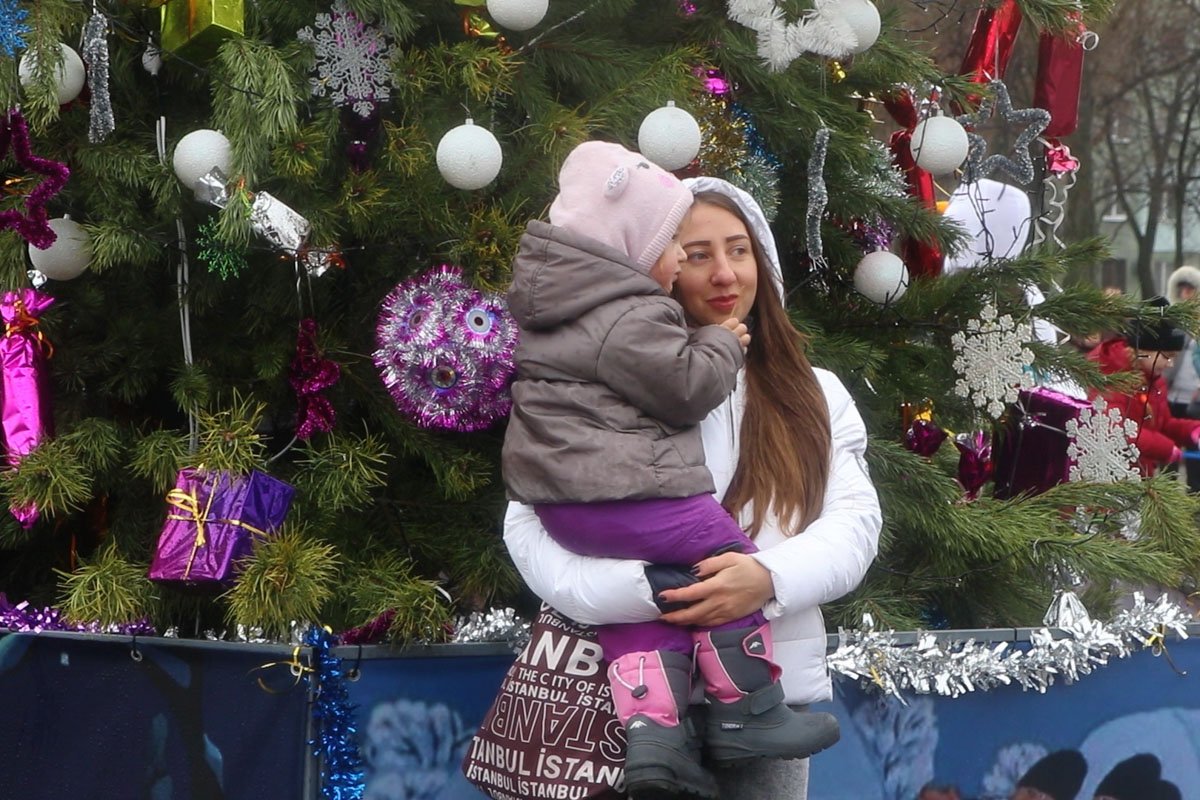 На открытие елки пришли и самые маленькие На открытие елки пришли и самые маленькие