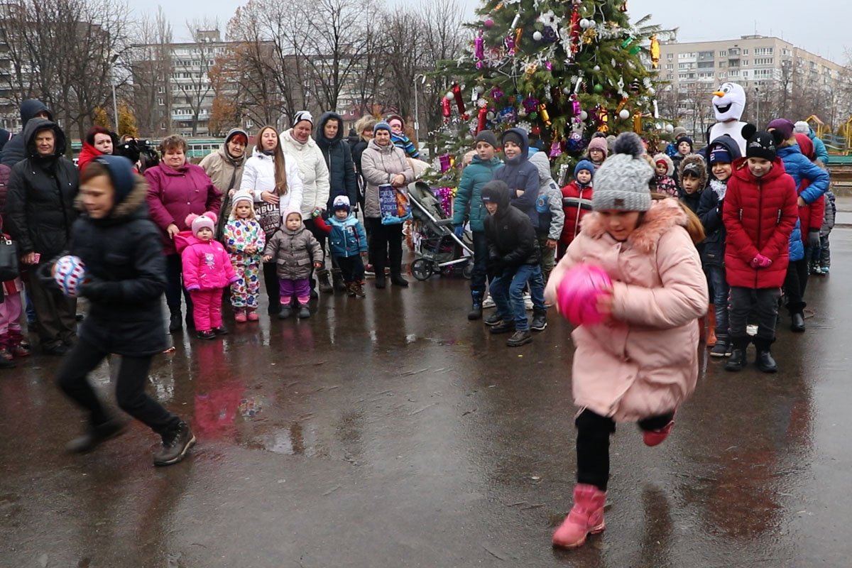 Детишек развлекали эстафетами Детишек развлекали эстафетами