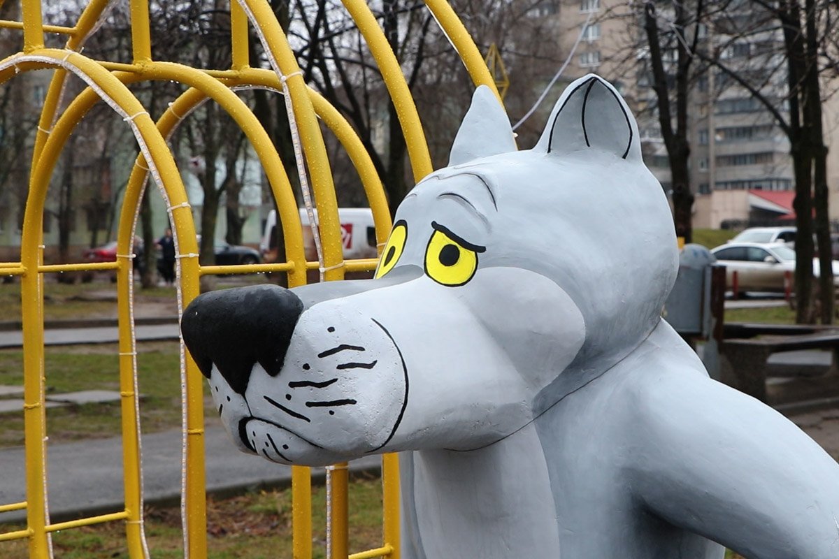 Расположился возле инсталляции Расположился возле инсталляции