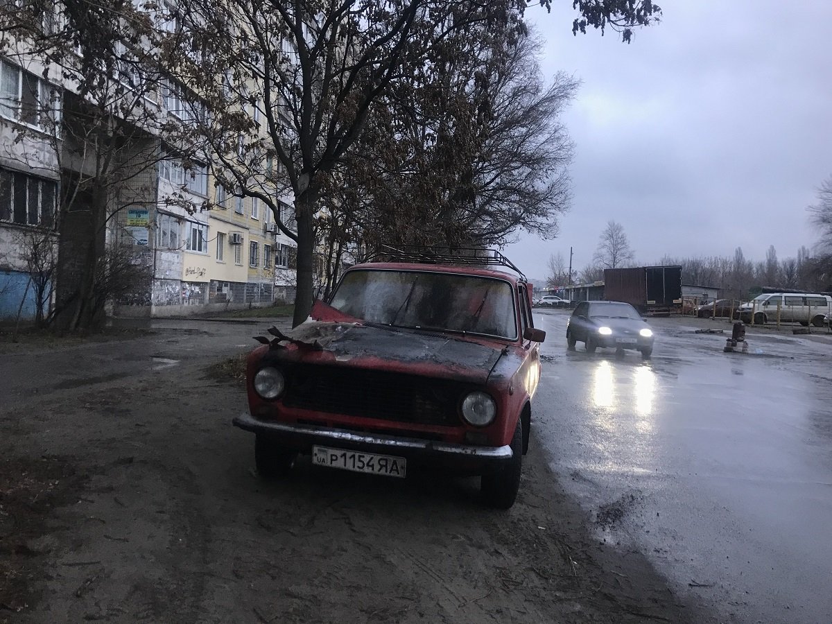 На Большой Диевской на ходу загорелся ВАЗ