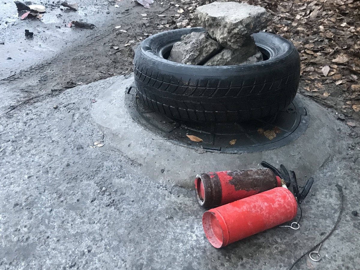 Водитель сразу же выскочил из машины и попытался потушить машину сам, но огонь только усиливался