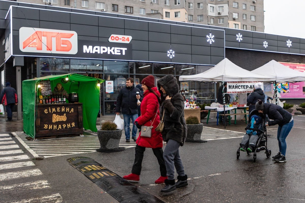 Уличная еда, песни и праздничное настроение: как проходит рождественская ярмарка в Днепре 1