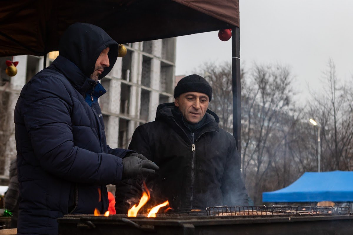Уличная еда, песни и праздничное настроение: как проходит рождественская ярмарка в Днепре 2